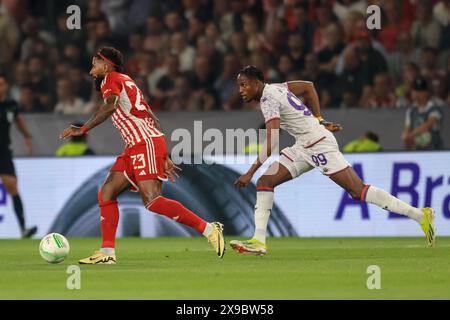 ATHÈNES, GRÈCE - MAI 29 : Rodinei de l'Olympiacos FC attaque Christian Kouamé de l'ACF Fiorentina lors de la finale de l'UEFA Europa Conference League 2023/24 entre l'Olympiacos FC et l'ACF Fiorentina à l'AEK Arena le 29 mai 2024 à Athènes, Grèce. (Photo de MB Media) Banque D'Images