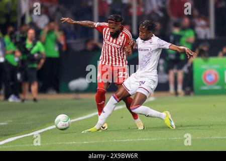 ATHÈNES, GRÈCE - MAI 29 : Rodinei de l'Olympiacos FC et Christian Kouamé de l'ACF Fiorentina s'affrontent pour le ballon lors de la finale de l'UEFA Europa Conference League 2023/24 entre l'Olympiacos FC et l'ACF Fiorentina à l'AEK Arena le 29 mai 2024 à Athènes, Grèce. (Photo de MB Media) Banque D'Images