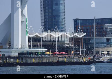 Portsmouth, Angleterre, 12 mai 2024. Vue depuis le port de Gosport : restaurants en bord de mer sur Gunwharf Quays, vue depuis Gosport. Banque D'Images