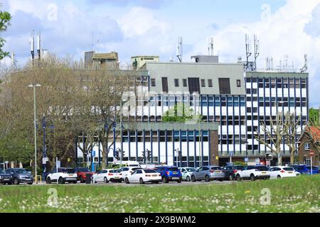 Gosport, Hampshire, Angleterre. 17 mai 2024. Le bâtiment de la mairie de Gosport avec des mâts radio sur le toit. Banque D'Images