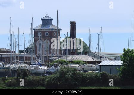 Gosport, Hampshire, Angleterre. 17 mai 2024. Gros plan du château d'eau Haslar avec des mâts de navire au premier plan. Banque D'Images