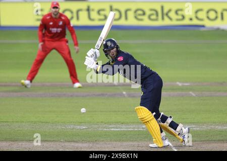 Graham Clark de Durham en action de frappe lors du Vitality T20 Blast match entre le Lancashire et le Durham County Cricket Club à Old Trafford, Manchester le jeudi 30 mai 2024. (Photo : Robert Smith | mi News) crédit : MI News & Sport /Alamy Live News Banque D'Images