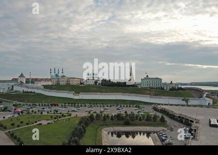 Vue aérienne du Kremlin de Kazan avec la mosquée Qolşärif et la tour Söyembikä. Banque D'Images