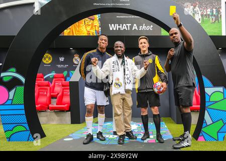 Londres, Royaume-Uni. 30 mai 2024. Les fans peuvent poser avec des ressemblances de joueurs au Potters Field Park. Le festival des champions de l'UEFA se déroule sur cinq sites, dont Potters Field Park, Trafalgar Square et Regent Street, où les fans de football et les visiteurs peuvent célébrer le trophée et la finale de la Ligue des champions dimanche entre le Real Madrid et le Borussia Dortmund. Crédit : Imageplotter/Alamy Live News Banque D'Images