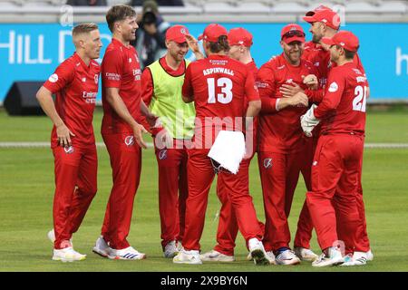 Le Lancashire célèbre le guichet de Matty Potts de Durham lors du Vitality T20 Blast match entre le Lancashire et le Durham County Cricket Club à Old Trafford, Manchester le jeudi 30 mai 2024. (Photo : Robert Smith | mi News) crédit : MI News & Sport /Alamy Live News Banque D'Images