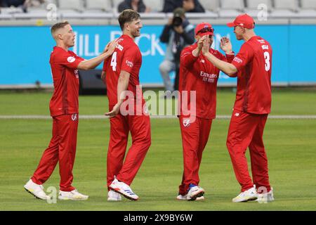 Le Lancashire célèbre le guichet de Matty Potts de Durham lors du Vitality T20 Blast match entre le Lancashire et le Durham County Cricket Club à Old Trafford, Manchester le jeudi 30 mai 2024. (Photo : Robert Smith | mi News) crédit : MI News & Sport /Alamy Live News Banque D'Images