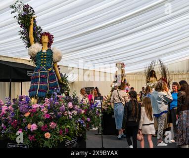 Jardins botaniques royaux, Édimbourg, Écosse, Royaume-Uni, 30 mai 2024. Fleurs de ville artiste célèbre la floraison de fleuristes talentueux représentant les favoris écossais tels que Robert Burns, Billy Connolly, Alexander McQueen, Charles Rennie Mackintosh, Annie Lennox, John Byrne, Nicola Benedetti, Bonnie Prince Charlie. Le spectacle ouvre demain jusqu'au 9 juin. Crédit : Sally Anderson/Alamy Live News Banque D'Images