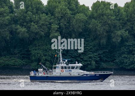 Hambourg, Allemagne - 05 25 2024 : vue du navire douanier allemand Glückstadt sur l'elbe près de hambourg Banque D'Images