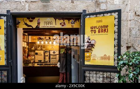 Une vitrine à Bari, Italie, Mama, crème glacée / gelato srore , avec un panneau jaune qui dit Bienvenue à Bari Banque D'Images