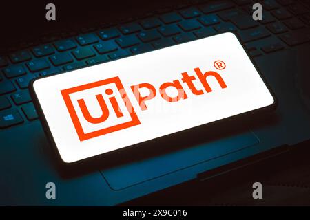 Brésil. 24 novembre 2023. Dans cette illustration photo, le logo UiPath est affiché sur l'écran d'un smartphone. (Crédit image : © Rafael Henrique/SOPA images via ZUMA Press Wire) USAGE ÉDITORIAL SEULEMENT! Non destiné à UN USAGE commercial ! Banque D'Images