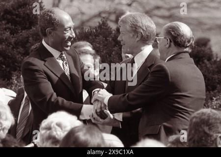 Le président Jimmy carter serrant la main du président égyptien Anouar Sadate et du premier ministre israélien Menachem commence par la signature du traité de paix égypto-israélien sur le terrain de la Maison Blanche le 26 mars 1979. (ÉTATS-UNIS). Banque D'Images