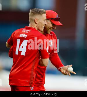 30 mai 2024 ; Emirates Old Trafford Cricket Ground, Manchester, Angleterre ; Vitality Blast T20 League Cricket, Lancashire Lightning contre Durham ; Steven Croft de Lancashire Lightning est félicité par Luke Wood après avoir pris une capture de plongée spectaculaire pour licencier Matthew Potts de Durham pour 15 Banque D'Images