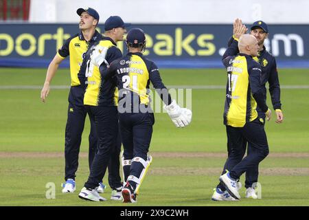 Durham célèbre le guichet de Josh Bohannon du Lancashire Lightning lors du Vitality T20 Blast match entre le Lancashire et le Durham County Cricket Club à Old Trafford, Manchester le jeudi 30 mai 2024. (Photo : Robert Smith | mi News) crédit : MI News & Sport /Alamy Live News Banque D'Images