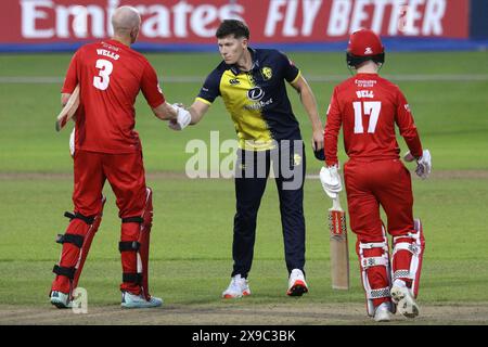 Matty Potts de Durham félicite Luke Wells de Lancashire Lightning et George Bell de Lancashire Lightning alors qu'ils célèbrent la victoire lors du Vitality T20 Blast match entre le Lancashire et le Durham County Cricket Club à Old Trafford, Manchester, le jeudi 30 mai 2024. (Photo : Robert Smith | mi News) crédit : MI News & Sport /Alamy Live News Banque D'Images