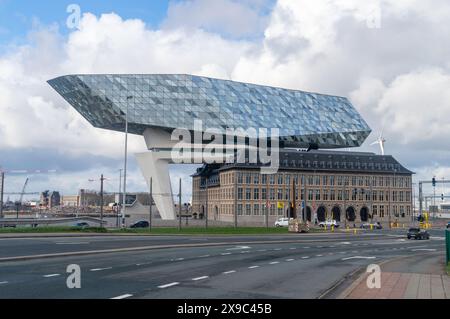 Anvers, Belgique - 25 février 2024 : siège de l'administration portuaire d'Anvers. Banque D'Images