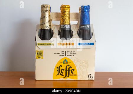 Pruszcz Gdanski, Pologne - 1er mars 2024 : 6 paquets de bière Leffe. Mélange de 9 bières blonde, triple et rituel. Banque D'Images