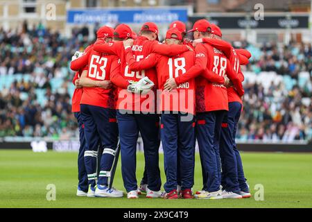 Londres, Royaume-Uni. 30 mai 2024. L'Angleterre caucus pendant le match Angleterre - Pakistan Cricket 4th Vitality T20 International Series match au Kia Oval, Londres, Angleterre, Royaume-Uni le 30 mai 2024 crédit : Every second Media/Alamy Live News Banque D'Images