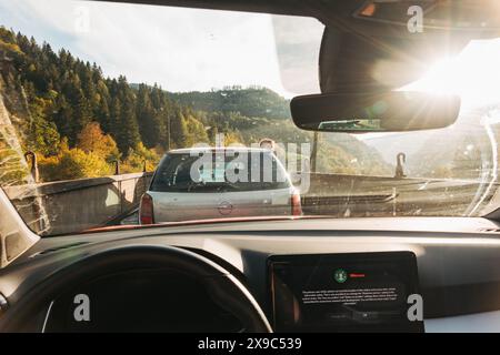 La vue de l'intérieur d'une voiture voyageant sur mororail à travers la campagne en Slovénie. Deux garçons se penchent par la fenêtre de la voiture devant Banque D'Images