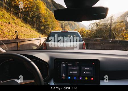 La vue de l'intérieur d'une voiture voyageant sur mororail à travers la campagne en Slovénie, sur un après-midi d'automne ensoleillé Banque D'Images