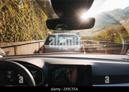 La vue de l'intérieur d'une voiture voyageant sur mororail à travers la campagne en Slovénie. Deux garçons se penchent par la fenêtre de la voiture devant Banque D'Images