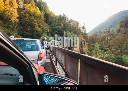 Les jeunes garçons se penchent par la fenêtre d'une voiture alors qu'elle se déplace à l'arrière d'un wagon de train à moteur alors qu'elle traverse des tunnels et des gorges en Slovénie Banque D'Images