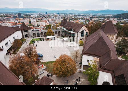 Dans l'une des cours du château de Ljubljana, en Slovénie, donnant sur les toits de la ville. Les touristes se promènent dans le complexe médiéval Banque D'Images