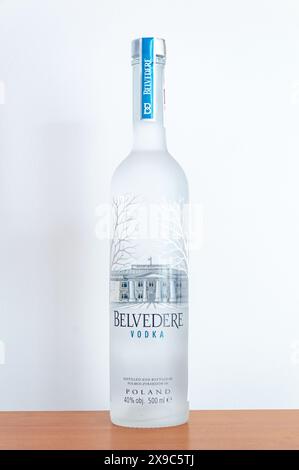 Pruszcz Gdanski, Pologne - 29 mars 2024 : bouteille de vodka Belvedere. Vodka de seigle polonaise produite et distribuée par LVMH. Banque D'Images