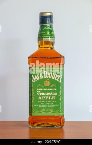 Pruszcz Gdanski, Pologne - 29 mars 2024 : la recette originale de Jack Daniel la liqueur de pommes Tennessee. Banque D'Images