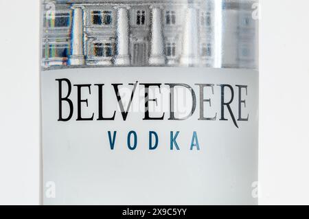 Pruszcz Gdanski, Pologne - 29 mars 2024 : logo de la vodka Belvedere sur une bouteille en verre de vodka Belvedere. Belvedere est de la vodka de seigle polonaise produite et dise Banque D'Images