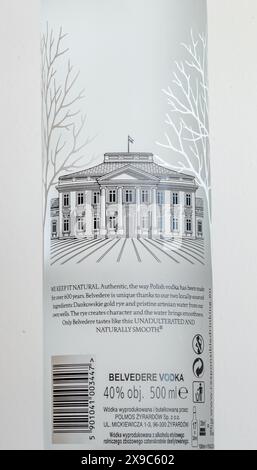 Pruszcz Gdanski, Pologne - 29 mars 2024 : détail de la bouteille en verre de vodka Belvedere. Belvedere est une vodka polonaise de seigle produite et distribuée par LVMH. Banque D'Images