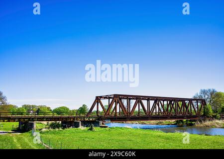 Vieux pont ferroviaire sur la Neisse, Guben, Brandebourg, Allemagne Banque D'Images