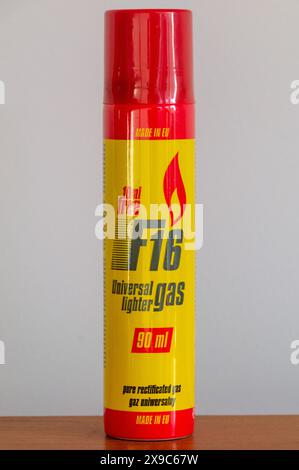 Pruszcz Gdanski, Pologne - 1er avril 2024 : briquet à gaz universel F16. Banque D'Images