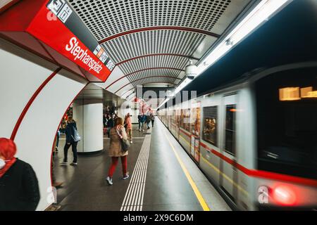 Un métro arrivant à la station Stephansplatz à Vienne Banque D'Images