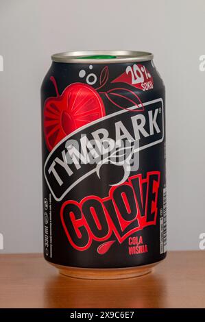 Pruszcz Gdanski, Pologne - 1er avril 2024 : boîte de Tymbark Colove cerise et cola aromatisée. Banque D'Images