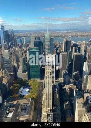 Gratte-ciel à New York en plein jour avec ciel clair et rivière en arrière-plan, New york vu d'en haut avec des gratte-ciel impressionnants et des nuages dedans Banque D'Images