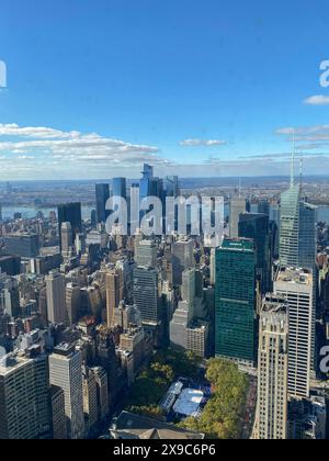 Panorama de New York City avec des gratte-ciel modernes et une rivière en plein jour, New york vu d'en haut avec des gratte-ciel impressionnants et des nuages dans le ciel, New Banque D'Images