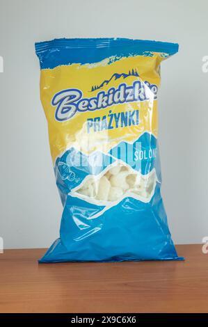 Pruszcz Gdanski, Pologne - 1er avril 2024 : les chips salées Beskidzkie sont connues en Pologne sous le nom de prazynki. Banque D'Images