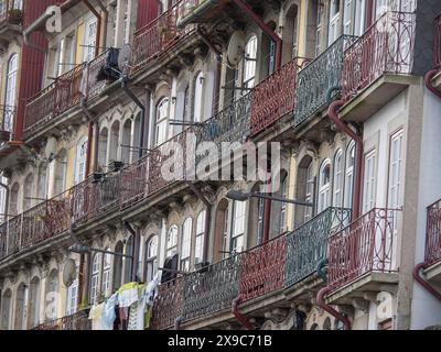 Façades de bâtiments à plusieurs étages avec balcons classiques et balustrades métalliques, maisons anciennes dans le centre historique de Porto sur le Douro, Porto, portugal Banque D'Images