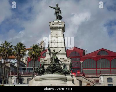 Monument avec statue devant un bâtiment au toit rouge sous un ciel nuageux, bâtiments historiques et monuments dans le vieux centre-ville de porto Banque D'Images