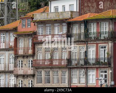 Vue détaillée des façades de la ville avec balcons et fenêtres, la vieille ville de Porto sur le fleuve Douro avec des maisons colorées et un grand pont, Porto Banque D'Images