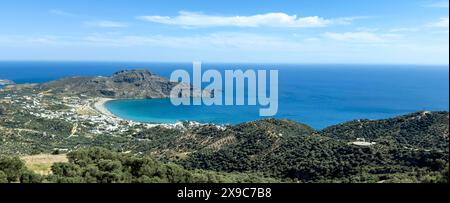 Photo panoramique de la position élevée sur le paysage à la côte sud de l'île de Crète au premier plan de nombreux oliviers verts (Olea europaea) derrière Banque D'Images