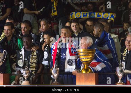 Match de football, le capitaine Kylian MBAPPE' Paris St Germain, célébrant le championnat de France dans la courbe des fans et disant au revoir aux fans de Paris Banque D'Images