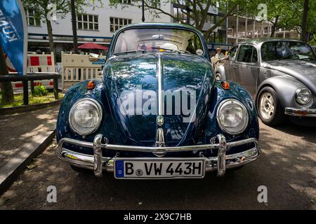 BERLIN - 04 MAI 2024 : la sous-compacte, voiture économique Volkswagen Beetle. Classic Days Berlin 2024. Banque D'Images