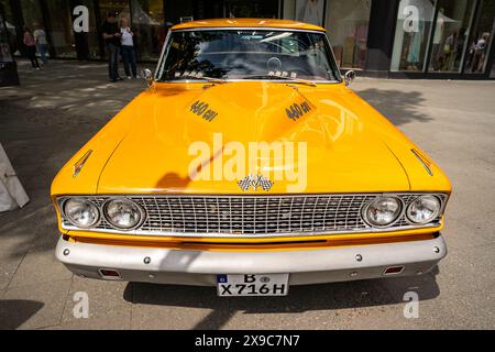 BERLIN - 04 MAI 2024 : la voiture intermédiaire Ford Fairlane 500. Classic Days Berlin 2024. Banque D'Images