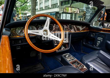 BERLIN - 04 MAI 2024 : L'intérieur d'une voiture de luxe Rolls-Royce Corniche Cabriolet. Classic Days Berlin 2024. Banque D'Images