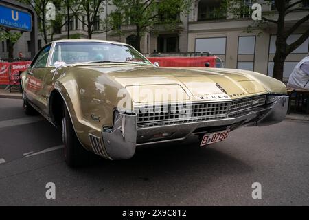 BERLIN - 04 MAI 2024 : la voiture de luxe personnelle pleine grandeur Oldsmobile Toronado, 1967. Classic Days Berlin 2024. Banque D'Images