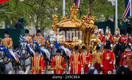 6 mai 2023. Le roi Charles et la reine Camilla retournent au palais de Buckingham après le couronnement dans le Gold State Coach. Banque D'Images