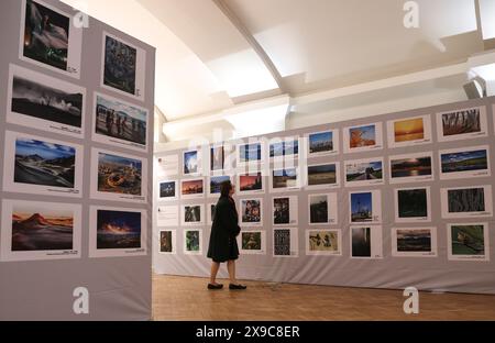 Londres, Grande-Bretagne. 30 mai 2024. Une femme regarde des photographies lors d'un événement artistique Royaume-Uni-Chine à Londres, Grande-Bretagne, le 30 mai 2024. Un événement artistique mettant en lumière les cultures le long du fleuve jaune et de la Tamise, deux rivières emblématiques en Chine et au Royaume-Uni (Royaume-Uni) respectivement, a commencé vendredi dans le centre de Londres. L'événement, organisé conjointement par la UK-China Photography Association et UK-China film Collab, s'intitule « belle Chine, belle Grande-Bretagne : les gens ordinaires le long du fleuve jaune ». Crédit : Han Yan/Xinhua/Alamy Live News Banque D'Images