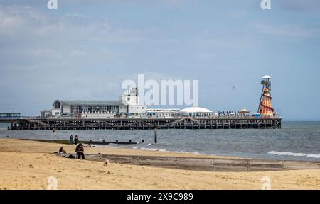 Jetée de Bournemouth avec squelette d'helter coloré et tyrolienne à Bournemouth Beach, Dorset, Royaume-Uni le 29 mai 2024 Banque D'Images