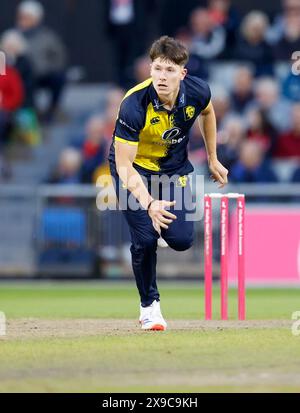 30 mai 2024 ; Emirates Old Trafford Cricket Ground, Manchester, Angleterre ; Vitality Blast T20 League Cricket, Lancashire Lightning versus Durham ; Matthew Potts de Durham bowling Banque D'Images